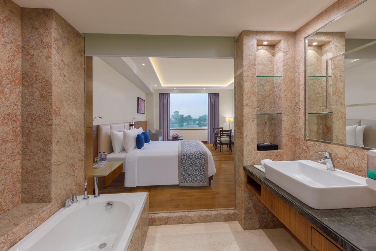 Viraj Sarovar Portico Jammu Buitenkant foto